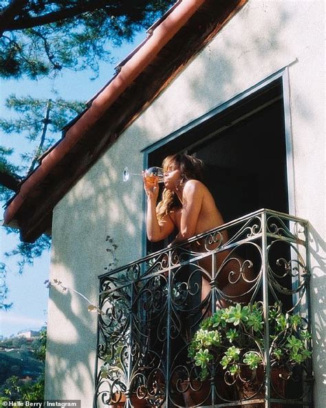 Halle Berry, 56, poses NUDE on a balcony。